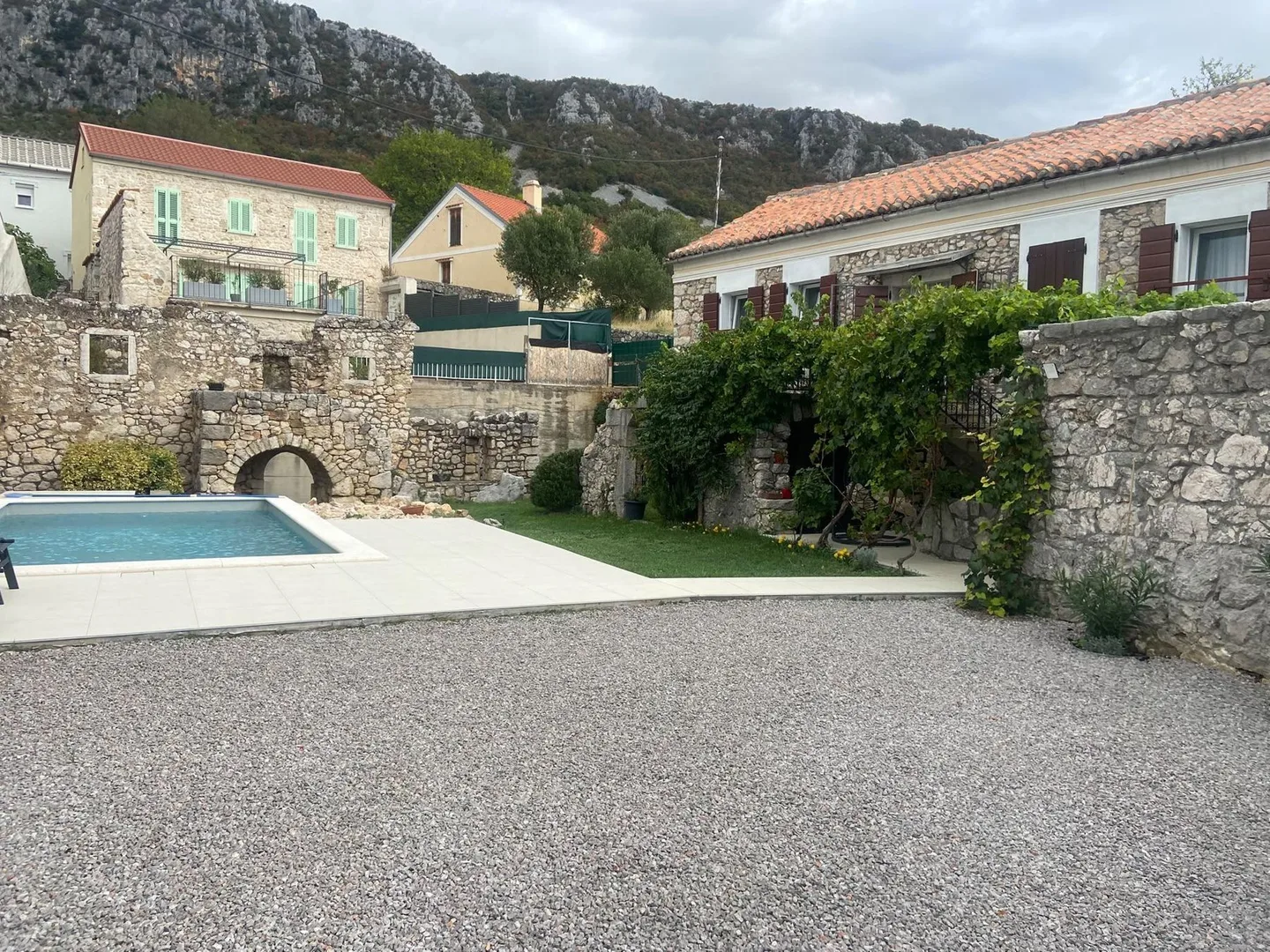 The whole courtyard in one frame, the vine-covered house on the right