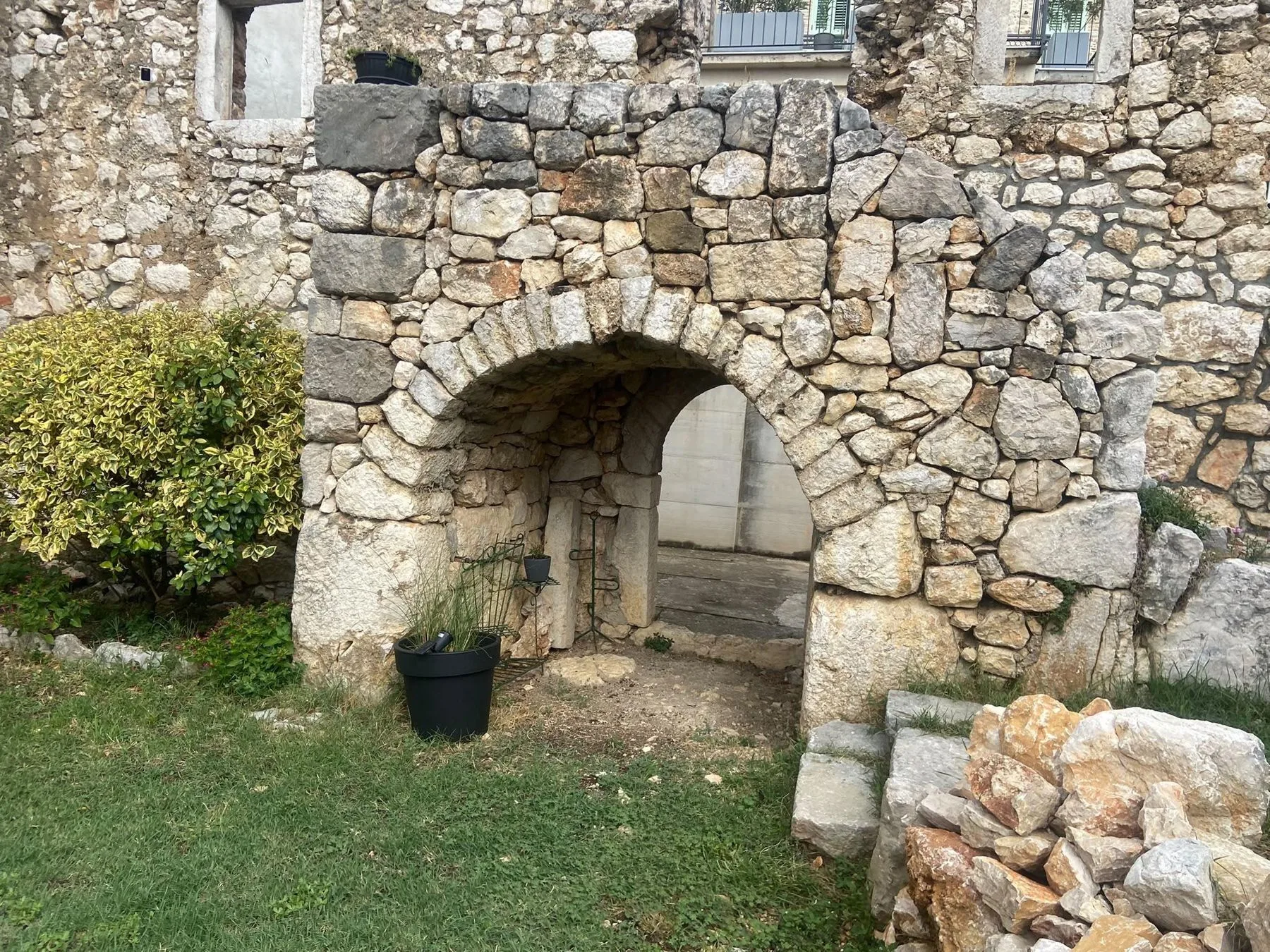 The ruin’s nineteenth-century stone arch, head on