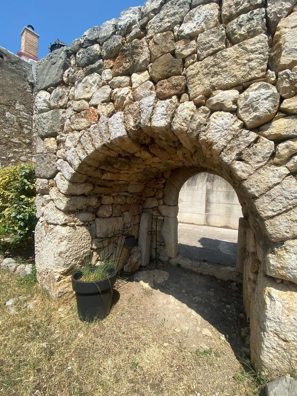 The arch up close, its rough-cut stones