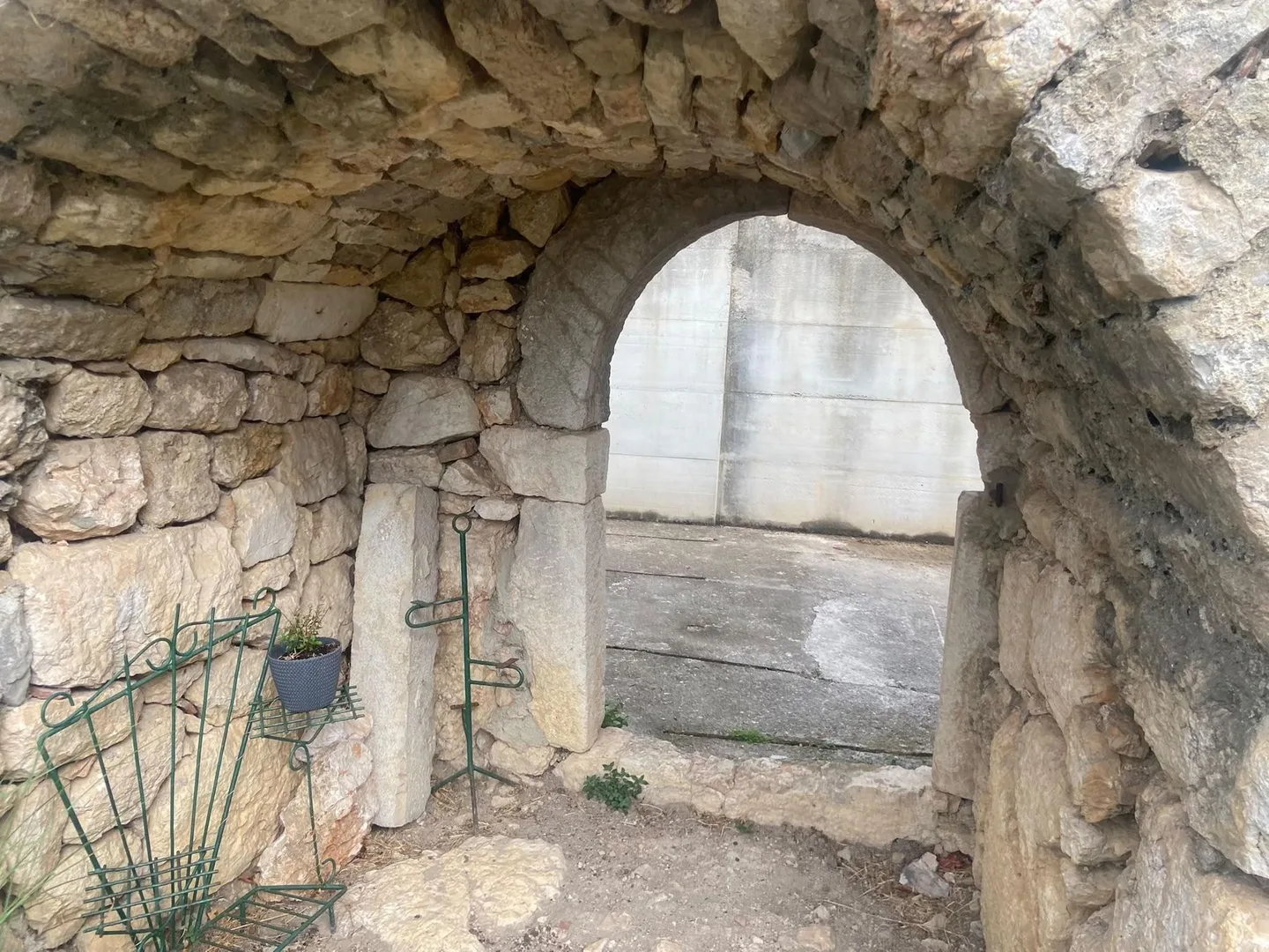 The arch seen from inside the ruin