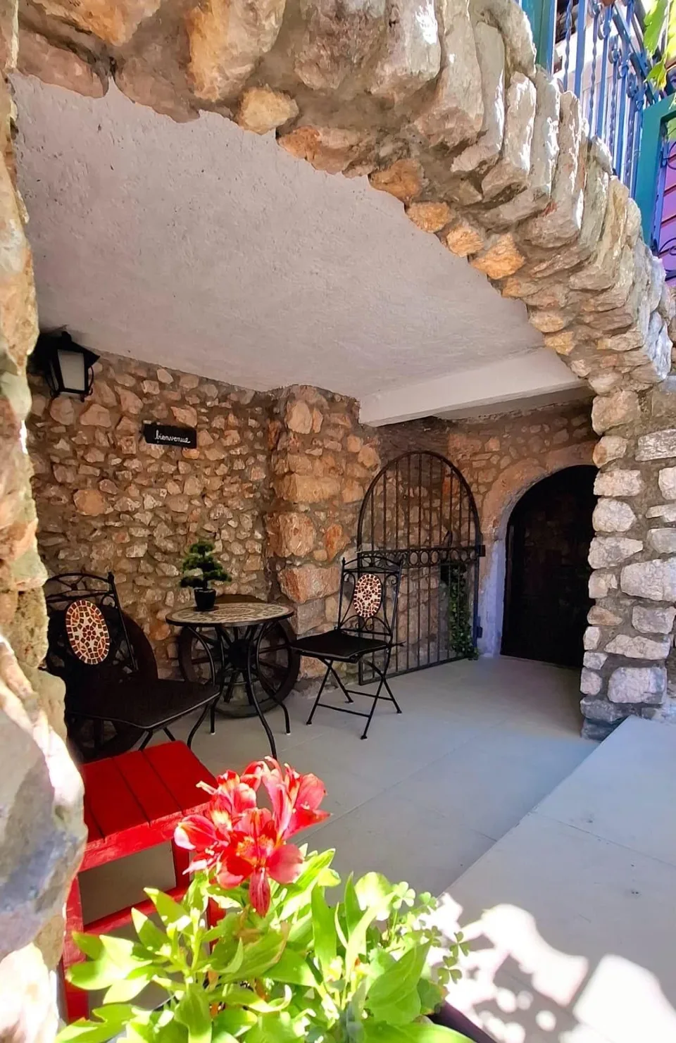 Red geraniums at the mouth of the alcove