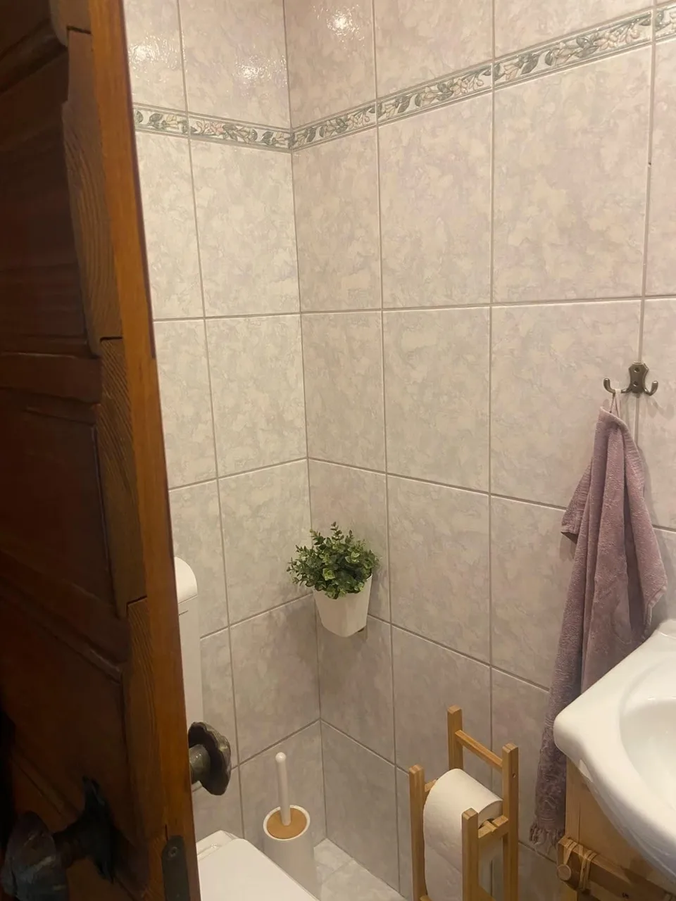 The ground-floor WC, tiled walls