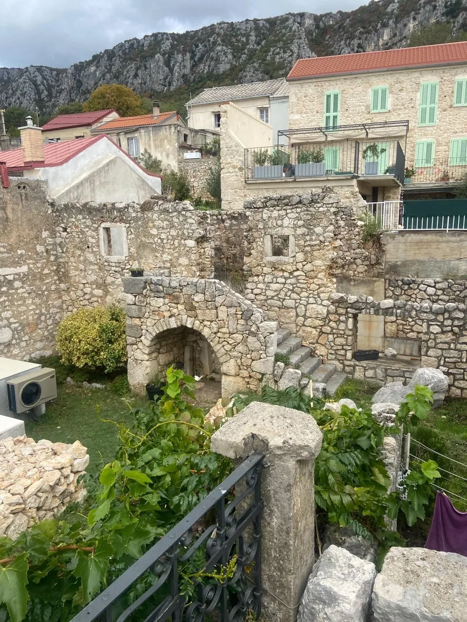 From the balcony: the ruin, the village and the mountain above
